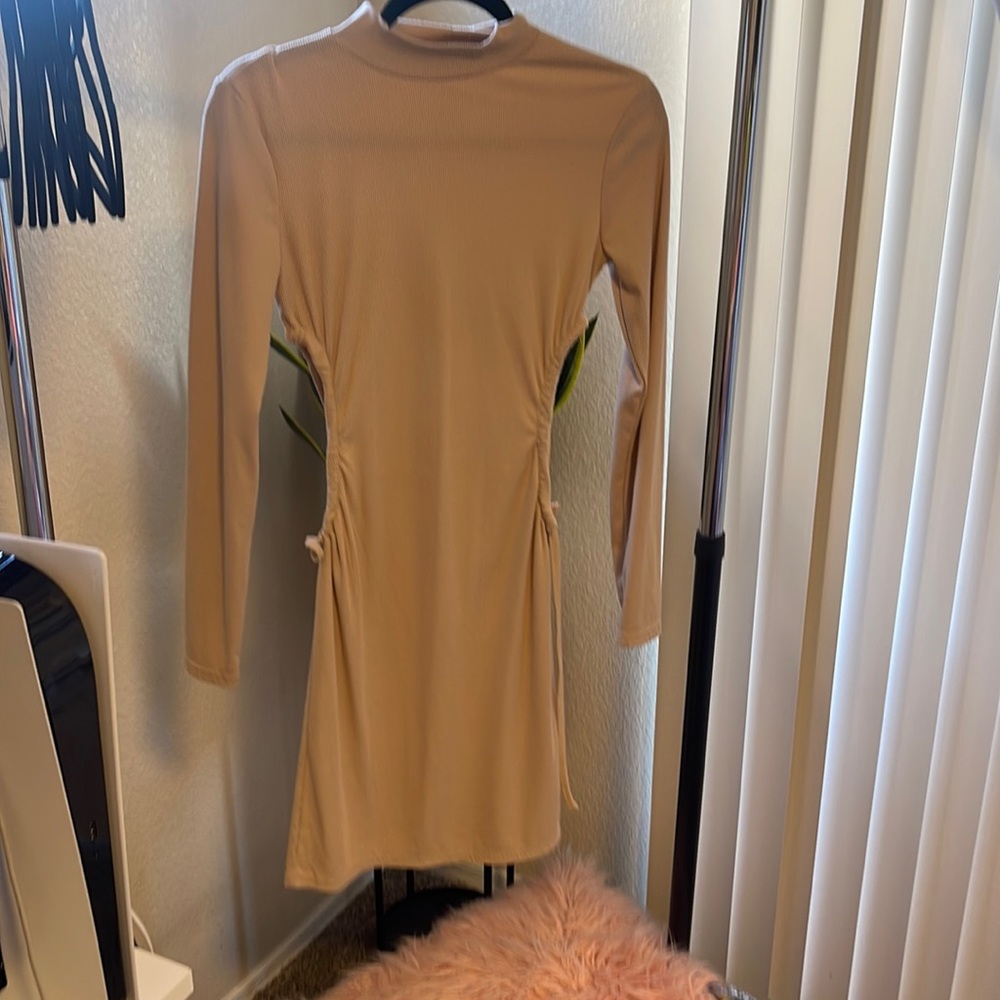 Beige fitted dress with sides open long sleeve